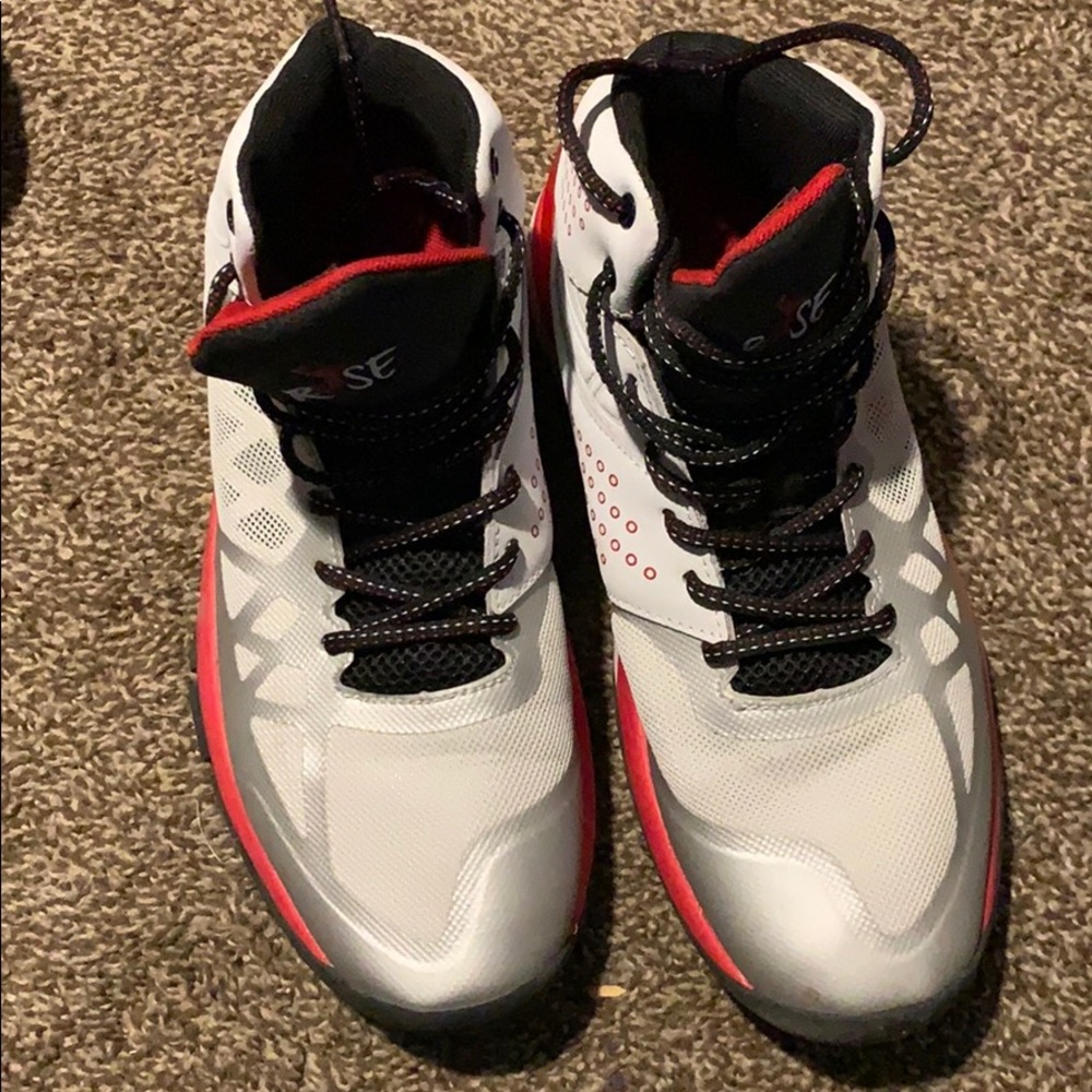 Basketball shoes